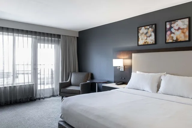 جناح استوديو ديلوكس بسرير كينج بشرفة مع أريكة، Hilton Garden Inn Minneapolis University Area 1/3