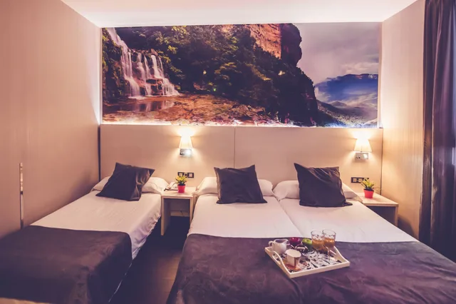 غرفة أساسية ثلاثية بثلاثة أسرّة بحمام خاص، Hostal Prado 4/10