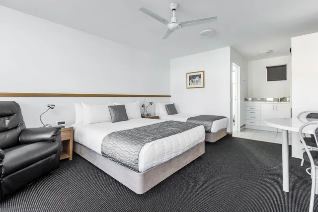 استوديو بسرير كوين وسرير فردي، PALMS MOTEL 1/3