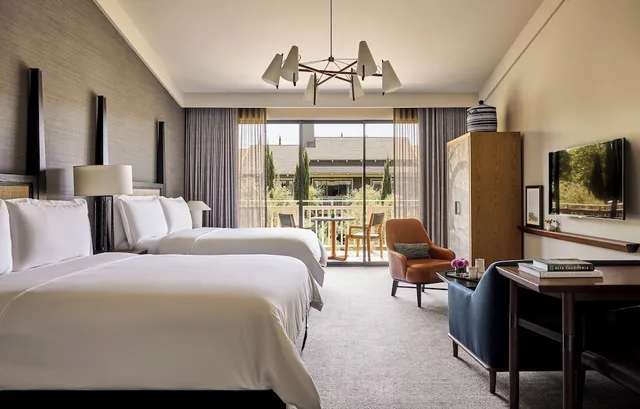 غرفة بريميير بسريرين كوين، Rosewood Sand Hill 2/4