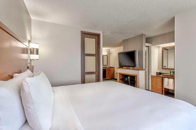 Room, King Bed, Sofa, High Floor, Hyatt Place Kansas City/Overland Park/Convention Center 2/7