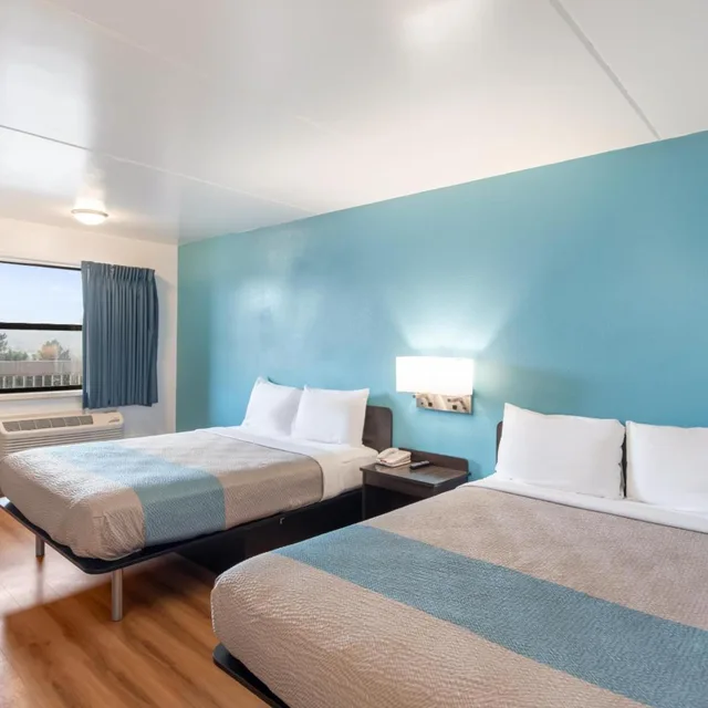 2 Queen Beds - Mobility Accessible Tub Nsmk، Motel6 Colorado Springs, CO - Air Force Academy 3/9