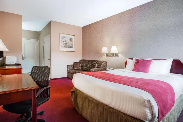 غرفة بسرير كوين، Ramada by Wyndham 100 Mile House 1/2