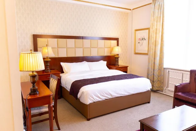 جناح جونيور، Botleigh Grange Hotel 7/8