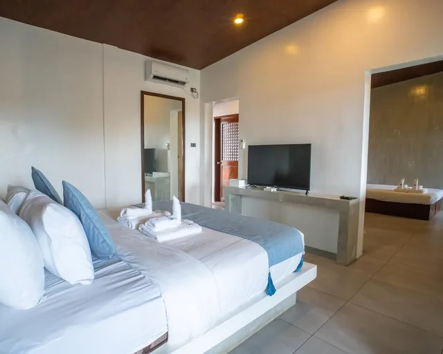 جناح تنفيذي بسرير كينج وسريرين منفصلين بإطلالة على المسبح بشرفة، Amihan Resort 3/5
