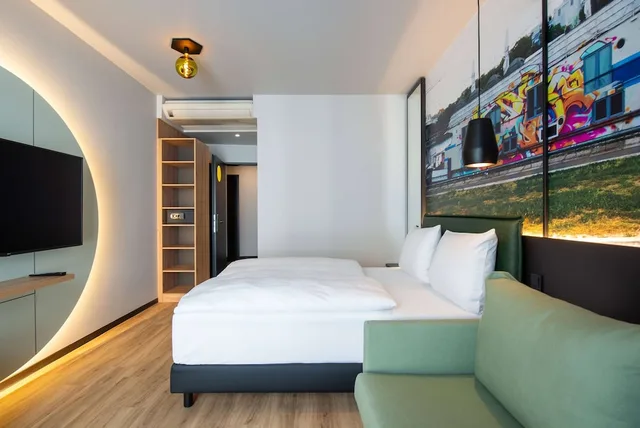 Lounge, Queen Bed, Sofa, B&B HOTEL Berlin-Kreuzberg 5/7