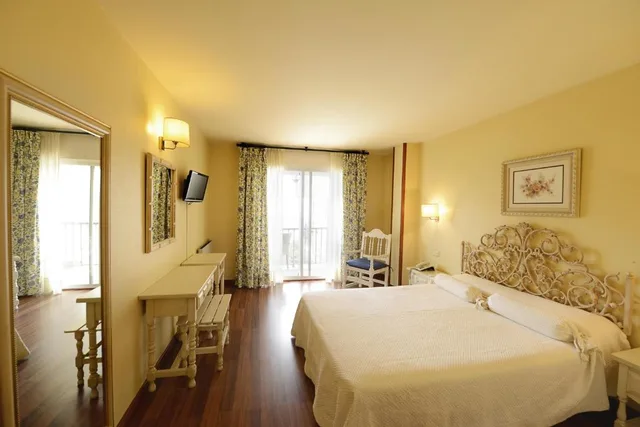 غرفة بسرير مزدوج بإطلالة على البحر بشرفة، Hotel Villa Covelo 6/8