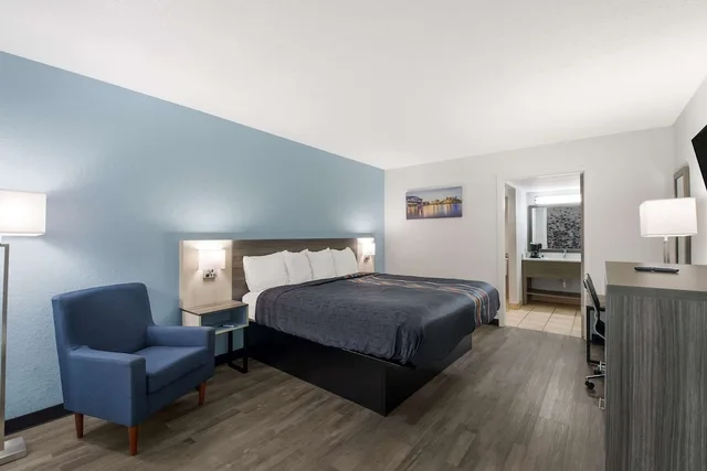 Room, King Bed, Accessible, Rodeway Inn Cleveland TN 4/8