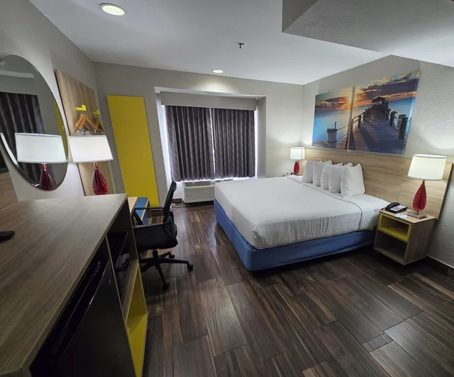 غرفة بسرير كينج، Days Inn And Suites By Wyndham Tampa Raymond James Stadium 3/10