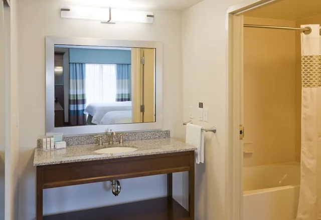 استوديو بسريرين كوين لذوي الإعاقة، Hampton Inn & Suites Minneapolis/West-Minnetonka 2/2