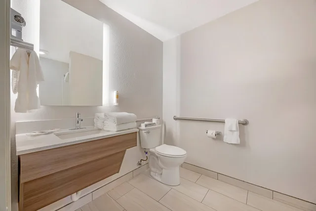 Spa, Executive, Suite, King Bed, Sofa, Accessible، Comfort Suites Salem 3/7