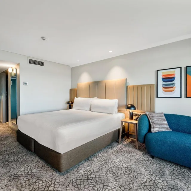 غرفة بريميوم بسرير كينج وسرير كوين بإطلالة على النهر بشرفة، Crowne Plaza Perth 3/10