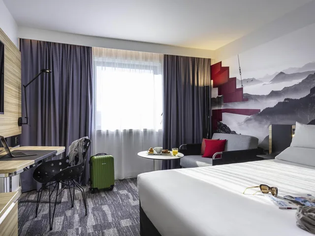 غرفة كلاسيكية بسرير مزدوج وسرير فردي مع أريكة، Novotel Annecy Centre 1/4