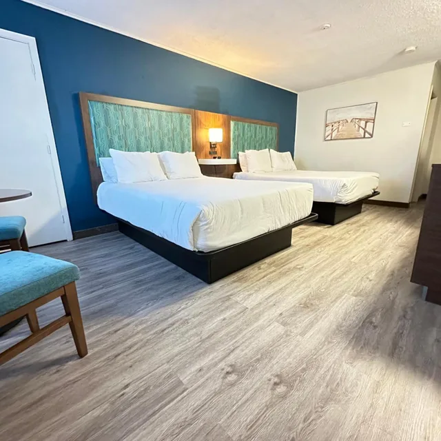 Drive Up, Deluxe, King Bed, 2 Queen Beds، Travelodge by Wyndham Amherst 4/6