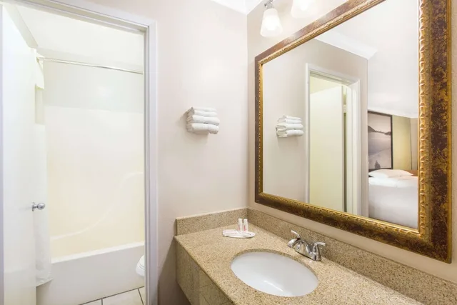 غرفة قياسية بسرير كينج، Upper Lake Inn & Suites 3/3