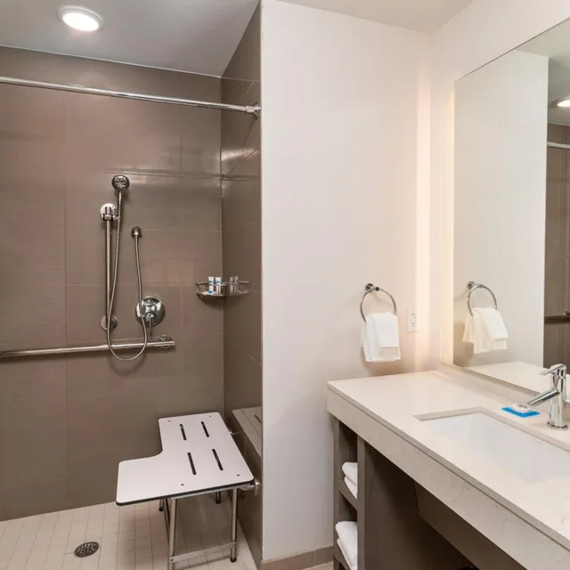 جناح بسريرين كوين بغرفة نوم واحدة مع أريكة لذوي الإعاقة، Hyatt House Nashville Airport 2/2