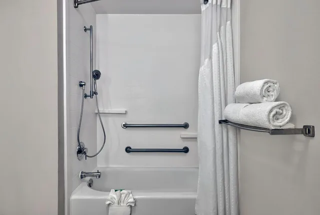 جناح لذوي الإعاقة، Holiday Inn Express Hotel Suites Kansas City Airport 9/9