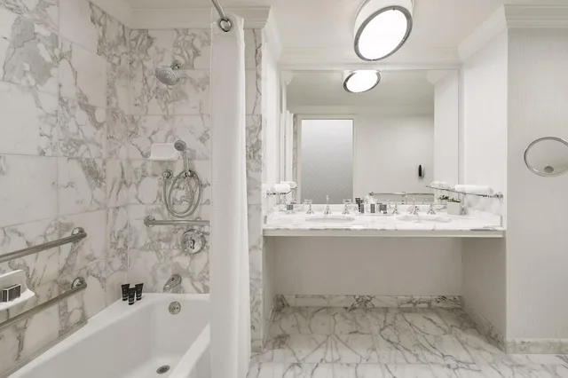 غرفة بسريرين كوين لذوي الإعاقة، The Ritz Carlton San Francisco 2/2