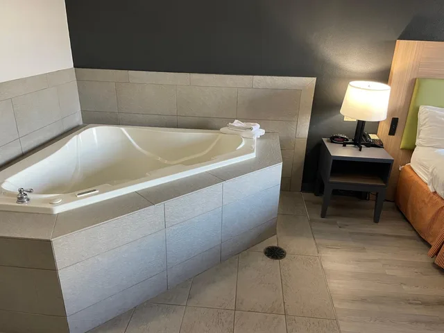 جناح بسرير كينج بحوض جاكوزي، Country Inn Suites By Radisson College Station Tx 10/10