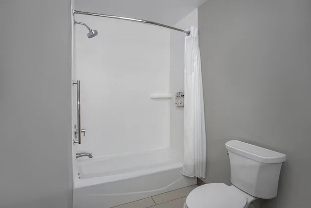 غرفة قياسية بسرير كينج مع أريكة، Holiday Inn Express Hotel Suites Clinton 6/7