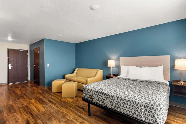 جناح بسرير كوين مع أريكة، WoodSpring Suites Port St Lucie 1/4
