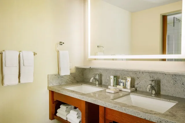 Room, 2 Queen Beds, Downtown Disney View, Disney Grand Californian 4/6