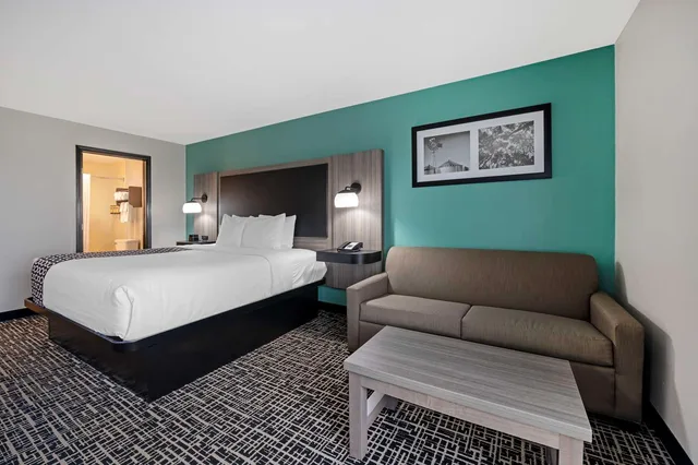 غرفة بسرير كينج مع أريكة، Best Western Plus Greenwood/Indy South Inn 2/3