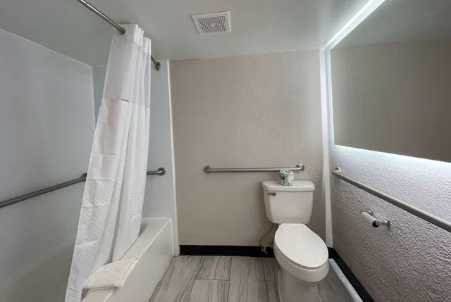 غرفة بسريرين كوين لذوي الإعاقة، Days Inn & Suites by Wyndham Port Huron 2/2