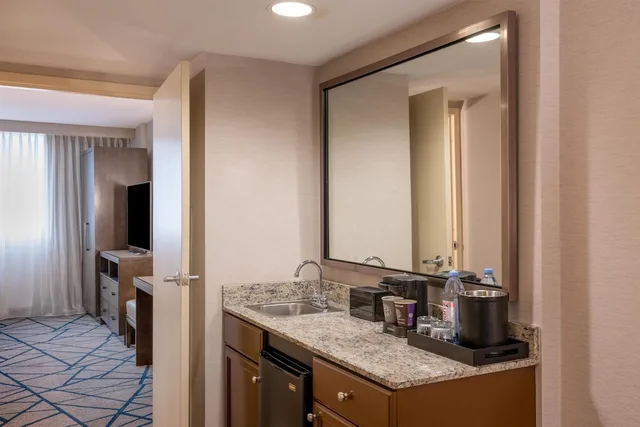 غرفة بسرير كينج مع أريكة، Embassy Suites by Hilton Seattle Bellevue 6/7