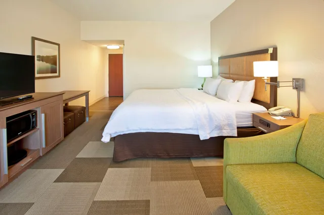 غرفة قياسية بسرير كينج مع أريكة، Hampton Inn & Suites Nashville-Smyrna 1/3