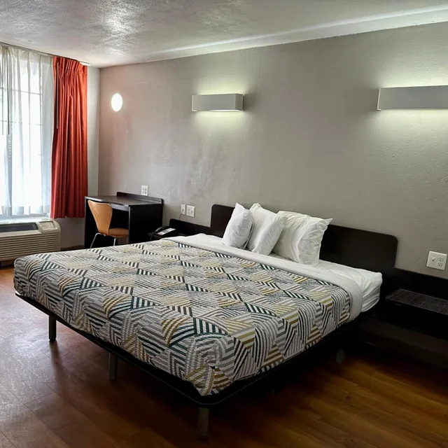 1 King Bed - Mobility Access RI Shwr Smk، Motel6 West Monroe, LA 4/10