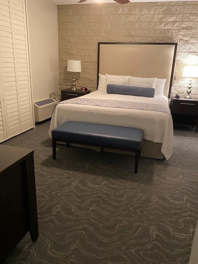 شقة سكنية بسرير كينج بغرفة نوم واحدة مع أريكة، Getaways At Palm Springs Tennis Club 3/6