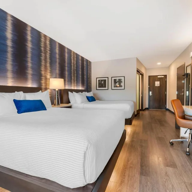 غرفة رباعية بسريرين كوين، Cambria Hotel Detroit Downtown 2/6
