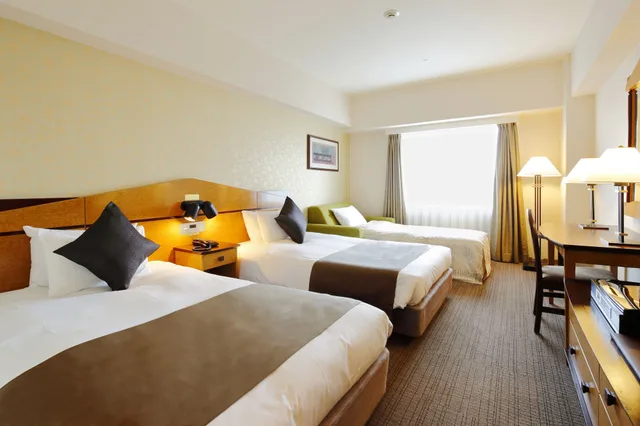 غرفة ثلاثية بسريرين منفصلين مع أريكة للمدخنين، Hotel Resol Gifu 1/4