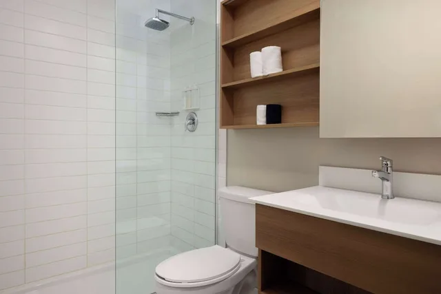 غرفة بزنس بسرير كينج، Microtel Inn And Suites By Wyndham Val-D Or 2/2