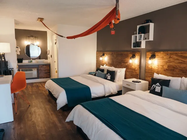 Standard, 2 Queen Beds, LOGE Bend 1/3