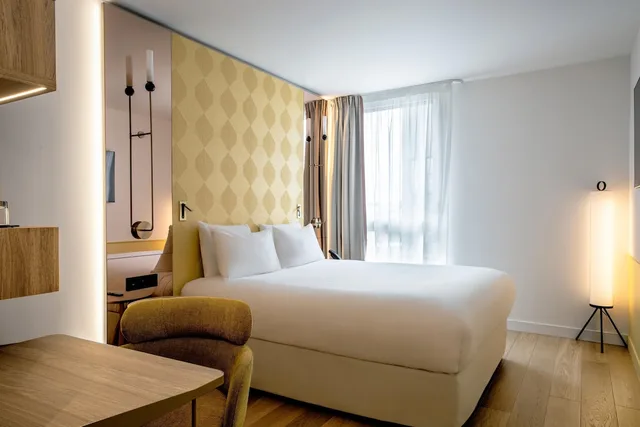 Standard, Double Bed, Kyriad Prestige Asnieres-Sur-Seine 6/10