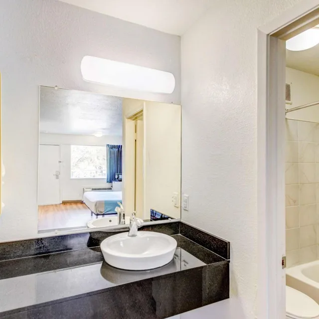 غرفة بسرير كينج وسريرين كوين، Motel6 Waco, TX - Lacy Lakeview 6/6