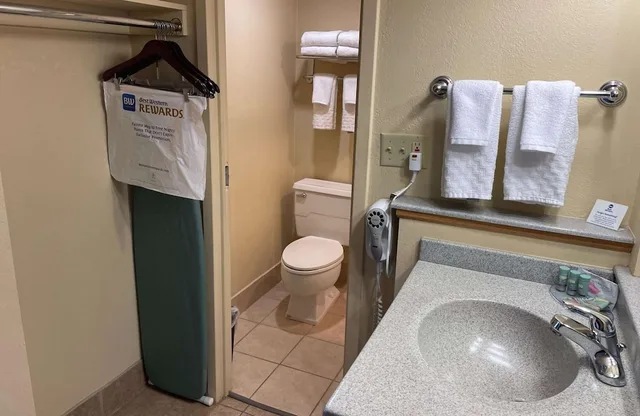 Standard, Single, King Bed, Crossroads Hotel & Event Center 10/10