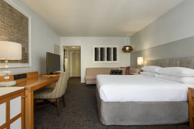 Room, King Bed, Allergy Friendly, Balcony، Renaissance Palm Springs 3/5