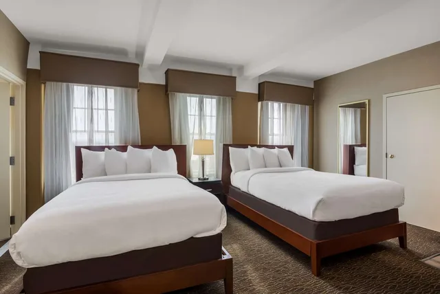 غرفة بسريرين مزدوجين بمطبخ صغير، Best Western Syracuse Downtown Hotel Suites 2/4