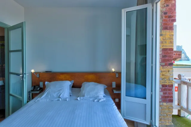 غرفة بسريرين منفصلين بإطلالة على البحر بحوض استحمام، Hotel Le Rayon Vert 1/4