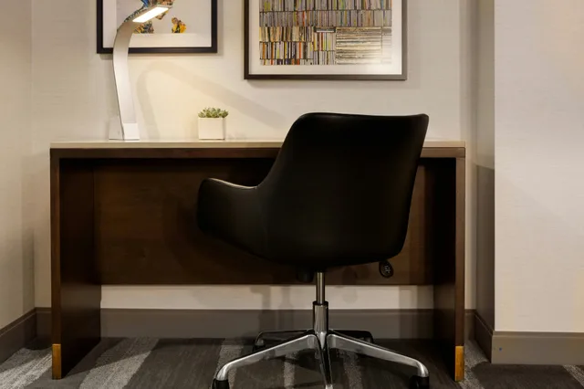جناح، Renaissance Los Angeles Airport Hotel 2/2