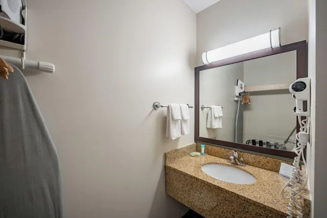 جناح تنفيذي بسريرين كوين مع أريكة، Halifax Airport Hotel 3/3