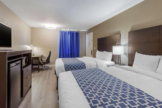 Upgrade, Suite, 2 Queen Beds، Rodeway Inn and Suites Ontario 1/5