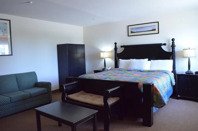 Efficiency, King Bed, Kitchenette، Knights Inn Quincy 1/1