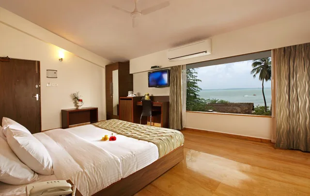 غرفة ديلوكس بسرير كينج بشرفة، THE HAWAII COMFORTS 1/8