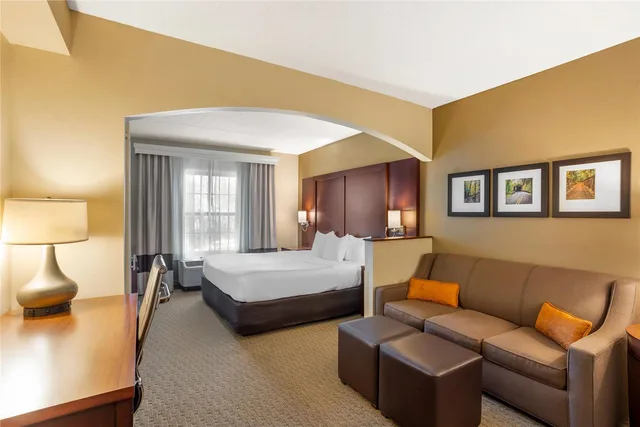 غرفة بسرير كينج لذوي الإعاقة، Comfort Suites State College near Penn State 5/7
