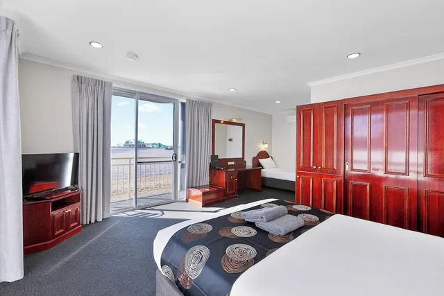 غرفة سوبيريور كبيرة بسرير كوين وسرير فردي بإطلالة على البحر بشرفة، Best Western Port Lincoln 2/5