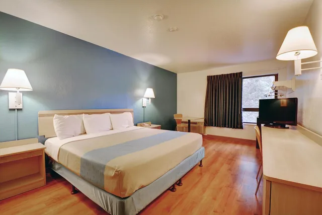 غرفة بسرير كينج للمدخنين، Motel6 Newport, RI 4/6